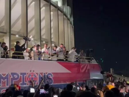 Nebunie în București! FCSB a adus fiesta pe străzi cu trofeul de campioană: manele în autocar și paradă triumfală.