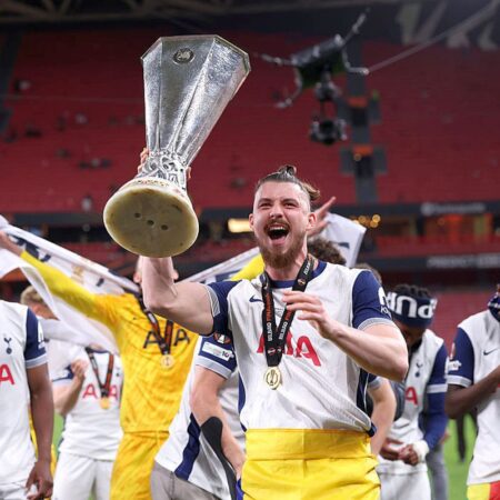 Uriașa primită de Radu Drăgușin după victoria celor de la Tottenham în finala Europa League