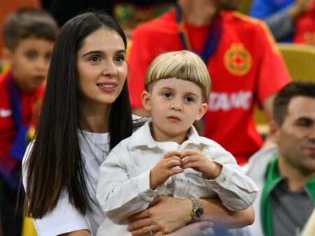 Imaginile serii la FCSB – Dinamo » Emoțiile lui Florin Tănase pe stadion! Cum a fost surprins micuțul Zian alături de soția sa, Medeea.