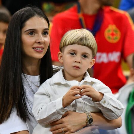 Imaginile serii la FCSB – Dinamo » Emoțiile lui Florin Tănase pe stadion! Cum a fost surprins micuțul Zian alături de soția sa, Medeea.