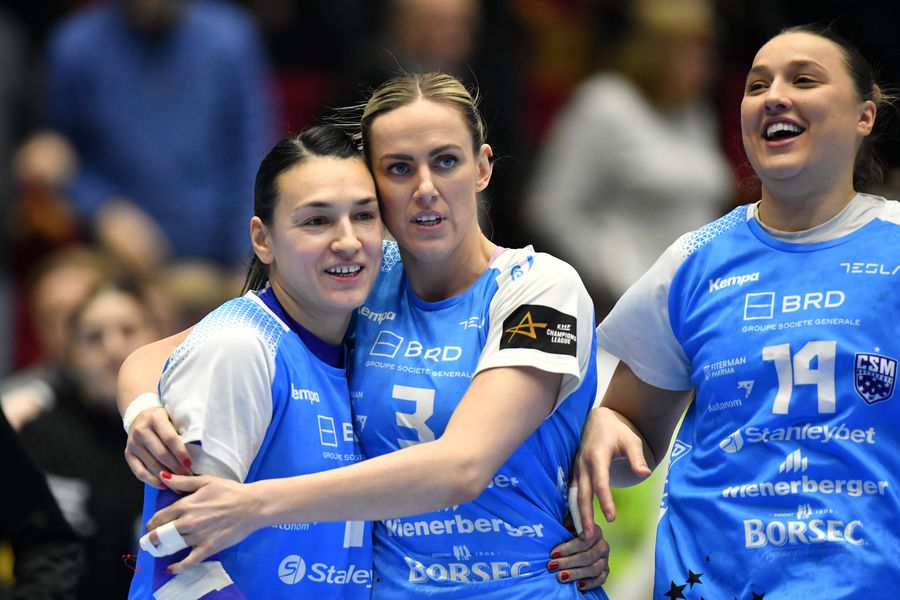 Cristina Neagu și Emilie Arntzen la finalul partidei Cristina Neagu, o legendă a handbalului!