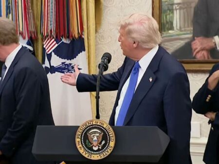 Donald Trump provoacă confuzie cu trofeele Mondiale! » Ce le-a arătat jurnaliștilor și care era adevărul