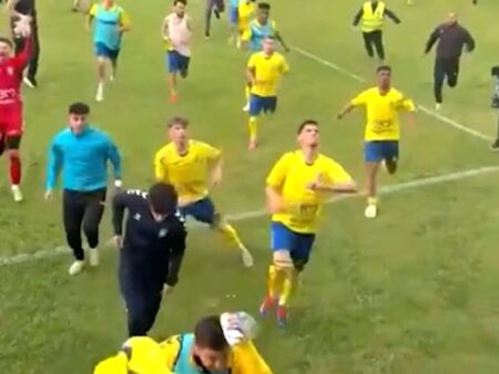 Imagini uimitoare! Scandal uriaș la semifinala pentru promovarea în Liga 2 » „Ploaie” de înjurături și obiecte aruncate