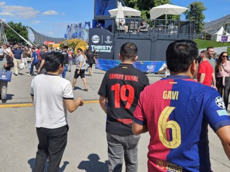 Sute de fani ai Barcelonei la finala Ligii Campionilor