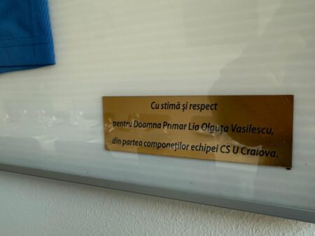 Iată o variantă a titlului: 

„Cum este décorată loja primarului Lia Olguța Vasilescu la stadionul din Craiova! Ce se află pe pereți?”