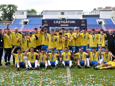 Iată o variantă a titlului: 

„În sfârșit, Craiova lui Rotaru câștigă un trofeu! Urmează confruntarea cu FCSB”