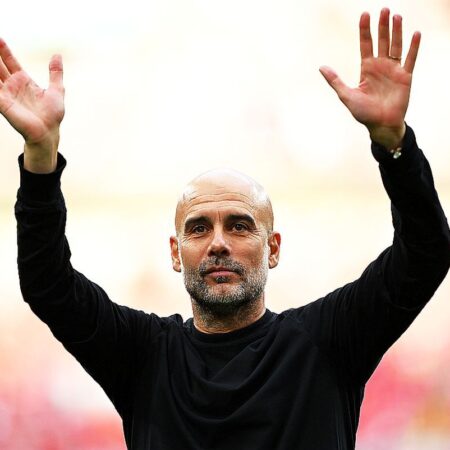 Iată o variantă reformată a titlului:

„Pe cine vrea Manchester City să-l aducă în locul lui Kevin De Bruyne. Planurile lui Guardiola pentru mercato.”
