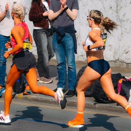Atleta răspunde contestatarilor după ce a alergat în „costumul de bikini” la Maratonul Londrei: „Ar fi trebuit să port trening?”
