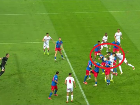 Faza controversată din derby-ul FCSB – Dinamo! Vidican a decis penalty-ul.