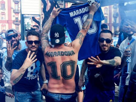Imagini spectaculoase din Napoli » Pregătirile fanilor pentru al patrulea titlu istoric