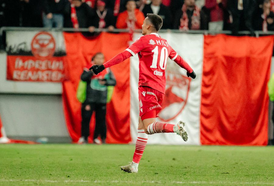 Cătălin Cîrjan, în timp ce sărbătorește un gol marcat pentru Dinamo Impresionantă prestație a lui Cătălin Cîrjan în Derby-ul Dinamo - Rapid