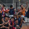 Marea sărbătoare pe cale să devină dramă » Jucătorul Barcelonei a căzut din autobuz în timpul paradei campionilor!