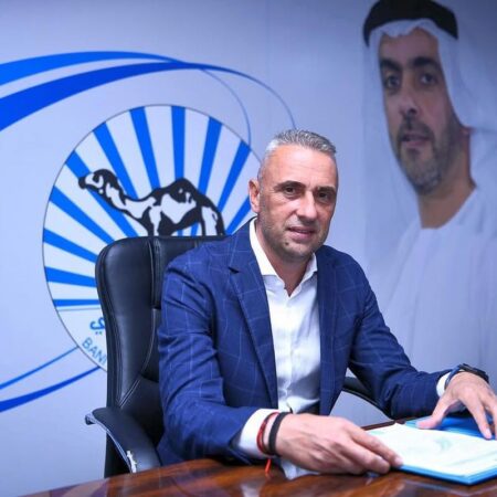 Liber de contract pe un an, fostul antrenor de la Craiova a fost prezentat la noua sa echipă.