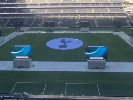 Au umplut arena cu ecrane