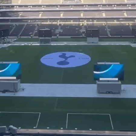 Au umplut arena cu ecrane