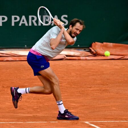 Șoc la Roland Garros: Daniil Medvedev a fost eliminat în primul tur după un meci de aproape patru ore.