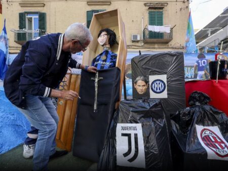 După ce au celebrat titlul, fanii lui Napoli și-au îngropat rivalii! » Cum a fost umilit Simone Inzaghi