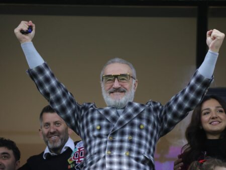 „Fac schimb de 5 jucători pentru Politic” + „Îl achiziționez pe Ianis Stoica. Am finalizat acum un sfert de oră”
