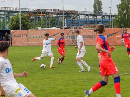FCSB – Universitatea Craiova ACUM, bătălia pentru ultimul trofeu al sezonului! Campioana este înfruntată direct în Berceni.