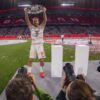 Harry Kane în centrul atenției! Imagini impresionante cu englezul și primul său trofeu din carieră.