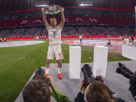 Harry Kane în centrul atenției! Imagini impresionante cu englezul și primul său trofeu din carieră.