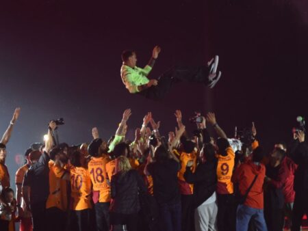Ce moment! Legenda Galatasaray-ului pleacă după 14 sezoane, 19 trofee și un record de 550 de meciuri jucate pentru Cim-Bom-Bom.