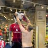 Bătaie cu tomberoane între suporterii lui Tottenham și Manchester United înainte de marea finală a Europei!