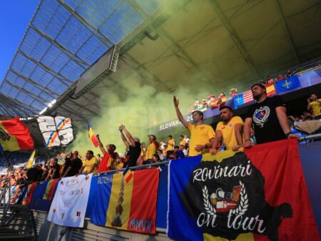 Au „colorat” stadionul din Bratislava! Ultrașii de la „Uniți sub tricolor” au oferit un show impresionant cu zeci de fumigene la meciul cu Spania.