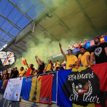 Au „colorat” stadionul din Bratislava! Ultrașii de la „Uniți sub tricolor” au oferit un show impresionant cu zeci de fumigene la meciul cu Spania.