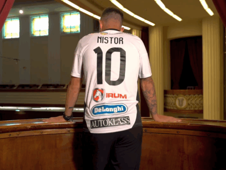 Universitatea Cluj a dezvăluit noile echipamente! Cum se prezintă noua uniformă a „șepcilor roșii”?
