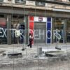 Revoltă împotriva „groparului” din Lyon: Mesaje de amenințare pe poduri, magazine și biserici!