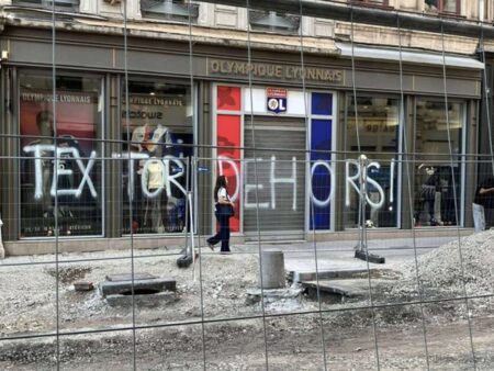 Revoltă împotriva „groparului” din Lyon: Mesaje de amenințare pe poduri, magazine și biserici!