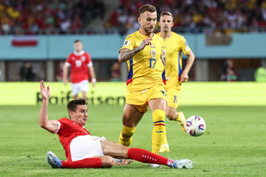 Denis Drăguș, în partida Austria - România din preliminariile pentru Campionatul Mondial din 2026 Denis Drăguș, jucător pe terenul Austriei
