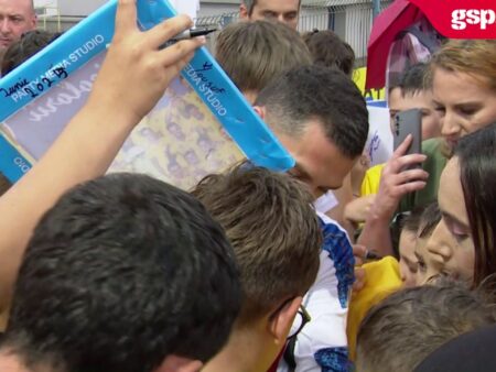 Naționala oferă autografe copiilor de Ziua Copilului