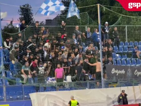 Suporterii Poli Iași își fac simțită prezența în meciul de baraj cu Metaloglobus.
