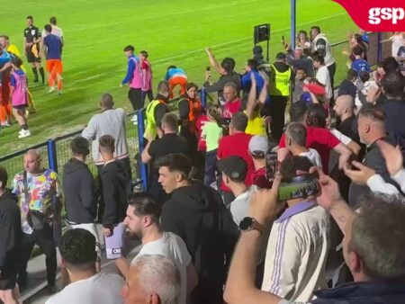 Metaloglus – Poli Iași 1-0. Fericire în peluză după reușita lui Dragoș Huiban.