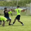 EXCLUSIV / VIDEO Între timp, în România » Întrecere tumultoasă între fotbaliști și spectatori, la 3-2 pentru gazde. Arbitrii s-au ascuns și au apelat 112! + Meci pierdut pentru ambele echipe