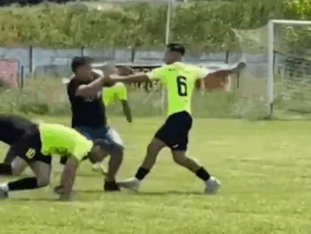 EXCLUSIV / VIDEO Între timp, în România » Întrecere tumultoasă între fotbaliști și spectatori, la 3-2 pentru gazde. Arbitrii s-au ascuns și au apelat 112! + Meci pierdut pentru ambele echipe