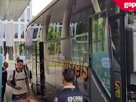 Naționala României a sosit la Viena! Tensiuni între reprezentanții hotelului și jurnaliștii români: au instalat paravane pentru a împiedica filmarea jucătorilor.