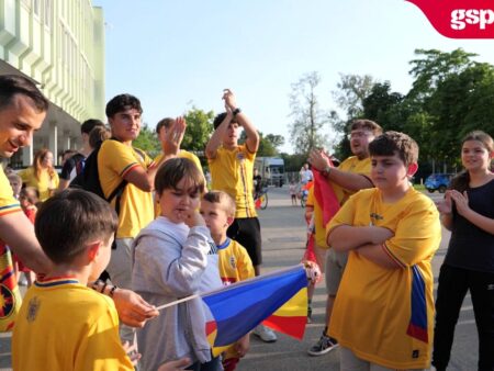 Fanii naționalei susțin echipa în fața stadionului din Viena, cu o zi înainte de meciul Austria – România