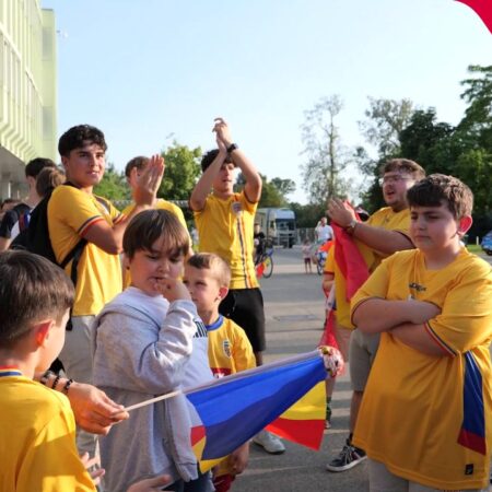 Fanii naționalei susțin echipa în fața stadionului din Viena, cu o zi înainte de meciul Austria – România