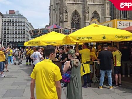 Fenomenul „Zidul Galben” a invadat și Viena » Suporterii români s-au adunat în Stephansplatz înainte de meciul cu Austria