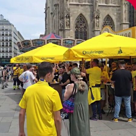 Fenomenul „Zidul Galben” a invadat și Viena » Suporterii români s-au adunat în Stephansplatz înainte de meciul cu Austria