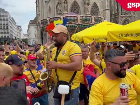 Crește numărul românilor din Stephansplatz » Se cântă „Treceți batalioane române Carpații”, „Deșteaptă-te, române!” și „Ciuleandra”