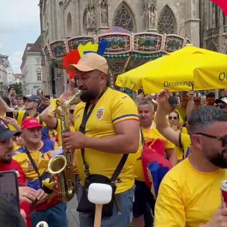 Crește numărul românilor din Stephansplatz » Se cântă „Treceți batalioane române Carpații”, „Deșteaptă-te, române!” și „Ciuleandra”