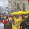 Fanii naționalei au declanșat fumigene în Stepansplatz din Viena, înainte de meciul Austria – România.