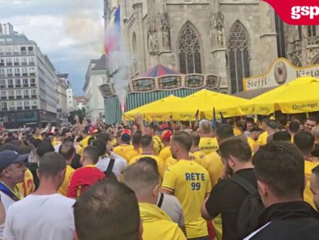 Fanii naționalei au declanșat fumigene în Stepansplatz din Viena, înainte de meciul Austria – România.