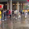 Sute de fani s-au adunat în fața stadionului pentru a aștepta meciul dintre Austria și România.