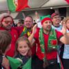 Fanii Portugaliei își cântă susținerea în fața Allianz Arena din Munchen, înainte de confruntarea cu Spania.