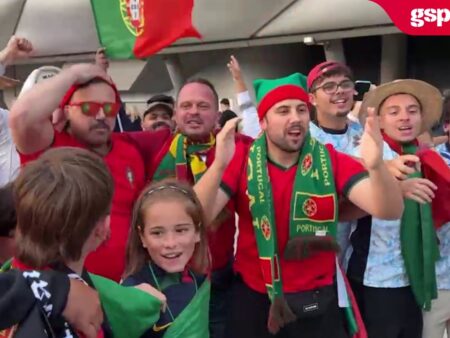 Fanii Portugaliei își cântă susținerea în fața Allianz Arena din Munchen, înainte de confruntarea cu Spania.